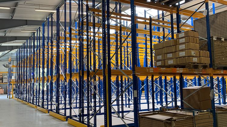 Das neue Verschieberegal in der aeris Zweigniederlassung in Horgau verdoppelt die Lagerkapazitäten des Büromöbelspezialisten (Foto: aeris GmbH)