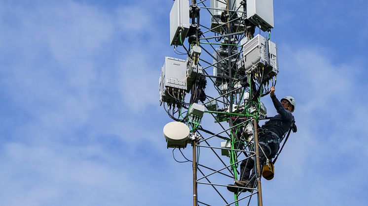 Telenor mast - closeup med tekniker