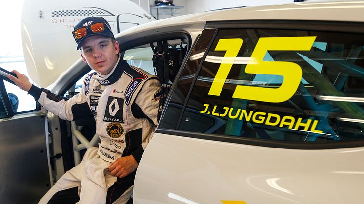Julius "Julle" Ljungdahl, Ljungdahl Racing, laddar för Clio Cup-premiären på Ring Knutstorp 5-6 maj.