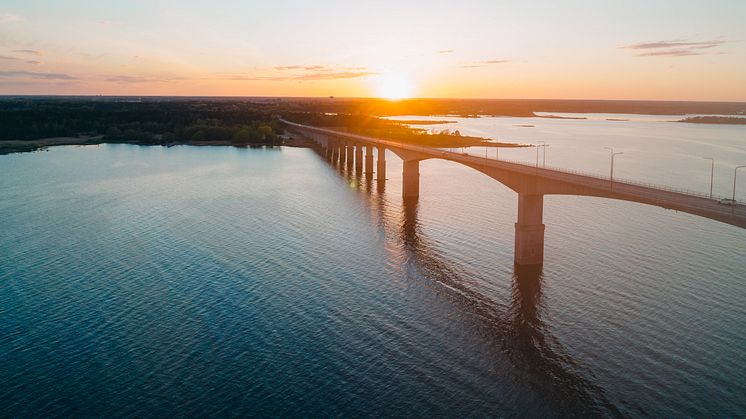 Drönarbild på Ölandsbron i solnedgång Fotograf/Källa: Marcus Carlsson