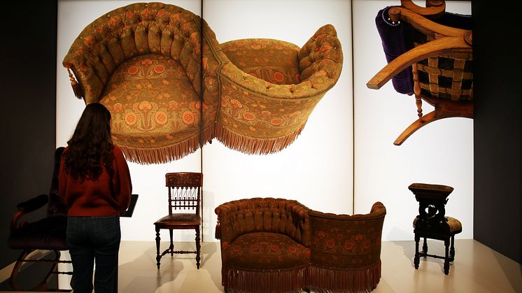 Ausstellung BESESSEN. Die geheime Kunst des Polsterns - Zweisitziges Sofa Tête-à-Tête