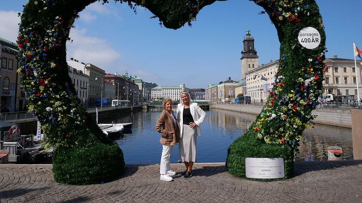 Lena Apler, Hjärtuppropets ambassadör och Lena Dalerup, vd Innerstaden Göteborg vid Lejontrappans blomsterhjärta