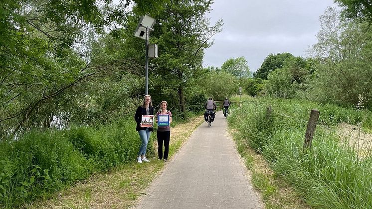 Sina Scholz und Jessica Dolle (Projektmanagerinnen vom Weserbergland Tourismus e.V.) am Standort der Zählstelle bei Hessisch Oldendorf direkt am Weser-Radweg