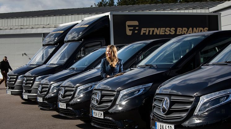 Emma Lundgren är VD på Fitness Brands. Sedan ett par år tillbaka kör man enbart Mercedes-Benz. Vare sig det är tjänstebilar, servicebilar eller lätta lastbilar för leveranser. Numera är också alla tjänstebilar laddhybrider.