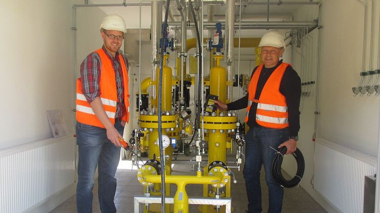 Matthias Gebel (l.) und Uwe Schiller, beide Westfalen Weser, prüfen noch einmal alle Komponenten der neuen Übernahmestation.