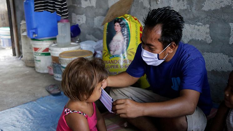 Aldrin puts a mask on his daughter