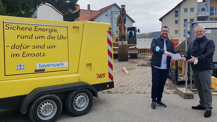 Teamleiter Tobias Henfling (links) vom Bayernwerk zeigt Schwandorfs Oberbürgermeister Andreas Feller am Dienstag, 2. November, den Plan für den Neubau der Unterstellhalle für Notstromaggregate.