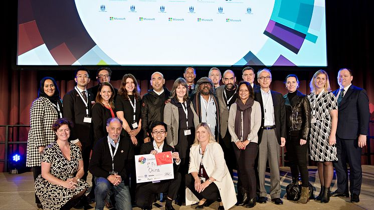 CellRobot fra Kina, vinder af Creative Business Cup 2017, sammen med juryen på scenen - Foto Creative Business Cup