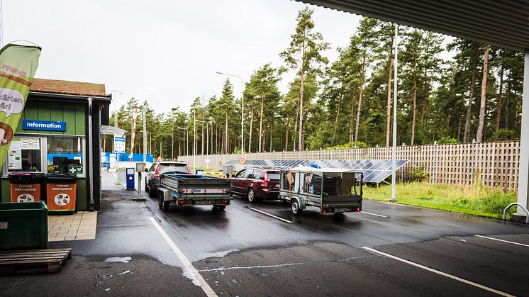 De nya solcellerna ser du när du passerar bommarna vid infarten. Foto: Daniel Larsson