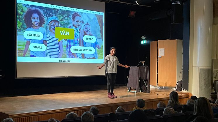 Mary Juusela från Lika Olika-metoden under en föreläsning med elever på Sammilsdalskolan i Leksand.