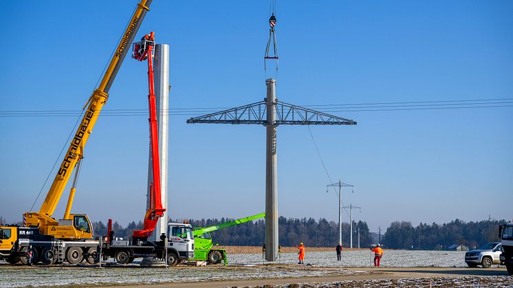 LEW Verteilnetz GmbH (LVN) beginnt mit dem Stocken neuer Masten der Hochspannungsleitung, die von Memmingen bis nach Dickenreishausen verläuft. Bei den neuen Masten handelt es sich um Stahlvollwandmasten. (Quelle: Bernd Feil/LEW) 