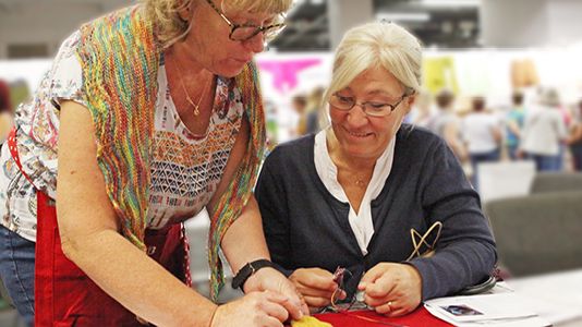 Sy- & Hantverksfestivalen på Stockholmsmässan 14–16 februari bjuder på fler än 140 workshops för alla handarbetsintresserade. Här kan man lära sig något nytt eller bygga på sina kunskaper. Fler än 165 kunniga utställare finns på plats under mässan.