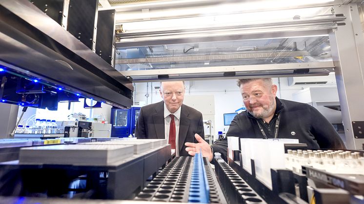 Professor Chris Whitty visiting a lab at Northumbria University
