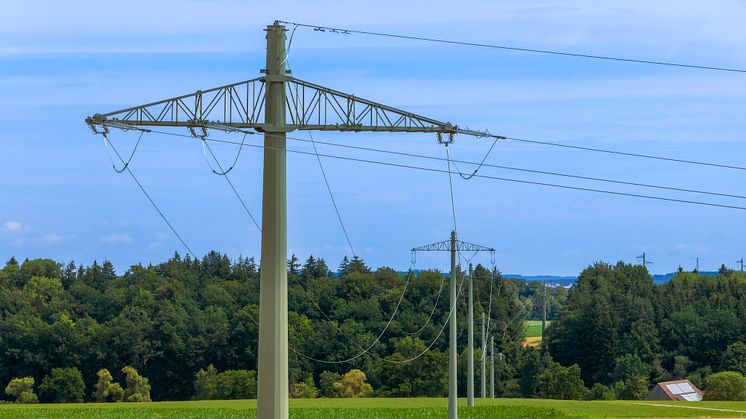 LVN hat die Modernisierung eines 3,5 Kilometer langen Abschnitts der 110-kV-Hochspannungsleitung zwischen Memmingen und Dickenreishausen abgeschlossen. Bei den neuen Masten handelt es sich um Stahlvollwandmasten.