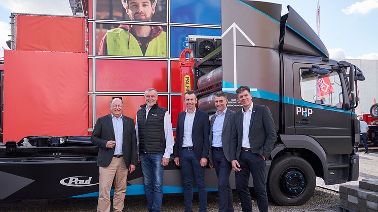 Andreas Klauser, CEO PALFINGER AG; Josef Paul, Bernhard Wasner, beide Geschäftsführer Paul Group; Gerhard Sturm, Senior Vice President Sales & Service PALFINGER AG; Andreas Hille, Senior Vice President Global PLM/R&D PALFINGER AG (v.l.n.r.)