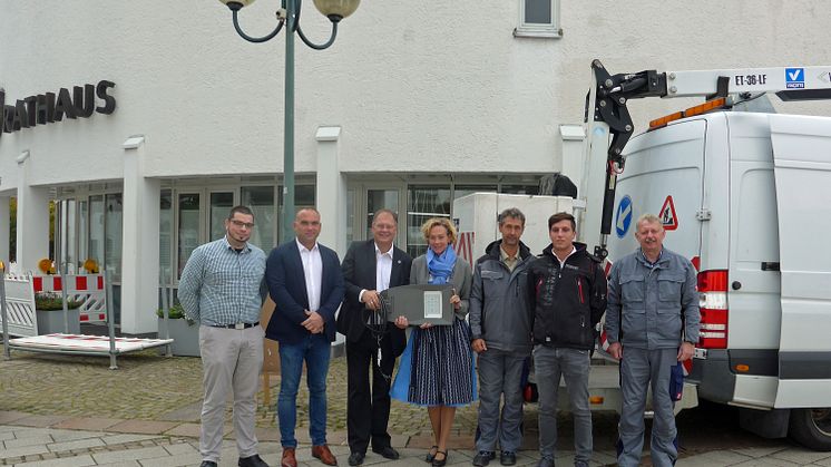 Start der LED-Umrüstung in Unterhaching: Bürgermeister Wolfgang Panzer (3.v.l.) zusammen mit Bauamtsmitarbeiter Christopher Häberlein (links) sowie Silke Mall und Timo Grandy (2.v.r.) vom Bayernwerk.