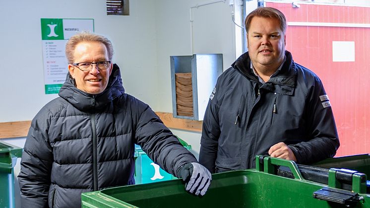Inge Gustavsson och Johan Paulsson, bostadschef respektive teknisk förvaltare är djupt engagerade i Helsingborgshems arbete för att få fler att sortera sitt hushållsavfall rätt. I det gröna kärlet syns mätaren som i realtid mäter mängden avfall.