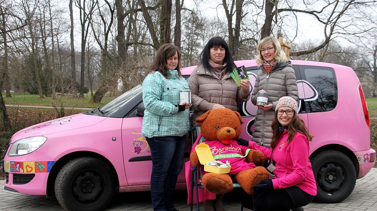 Drei Mitglieder der "Zwäntzer Maad", Claudia Mehner, Manuela Herbst und Jana Riedel, übergaben ihre Spende an Ulrike Herkner vom Kinderhospiz Bärenherz