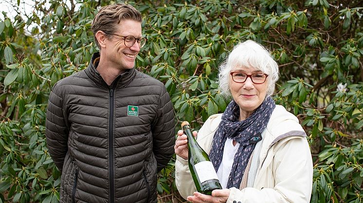 Carl Levinsson, femte generationen Kiviks Musteri och Lena Viredius som skapat etiketten på årets Konst Cider.