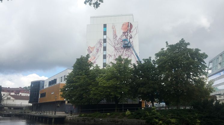 Fintan Magee från Australien är i full gång med sin gigantiska målning.