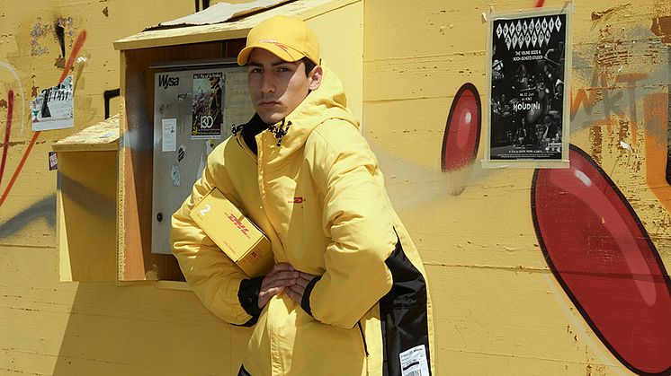 Rött och gult kommer aldrig gå ur mode – Vetements presenterar en ny DHL-kollektion 