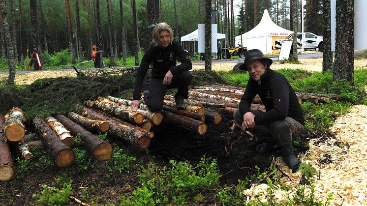 Isabelle Bergkvist och Gustav Friberg från Skogforsk vill inspirera till spårlös avverkning. 