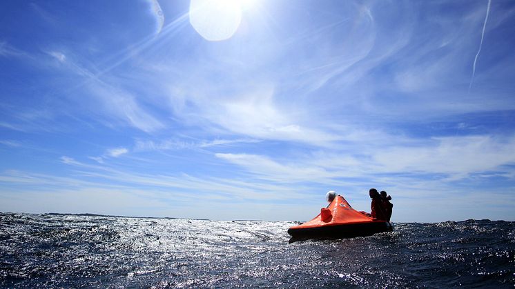 Livflotteövning ska öka säkerheten till sjöss