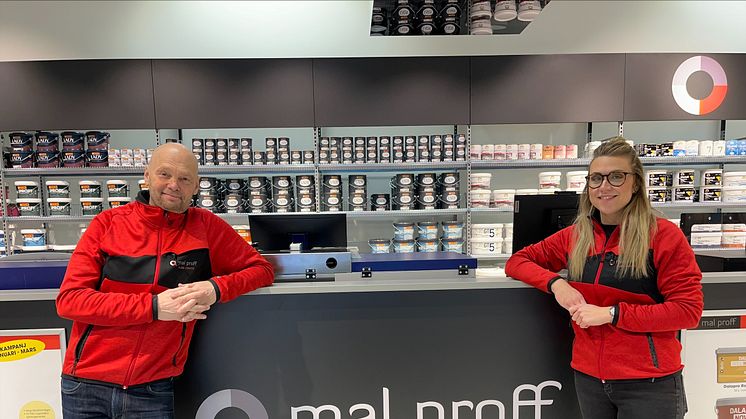 Kent Nordahl, säljare Mal Proff, och Emelie Ross, butikssäljare Mal Proff Linköping