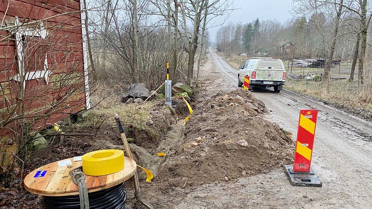 Linde energi gräver ner kabel längs elnätet mellan Ringaby och Sundby, utanför Fellingsbro. Foto: Linde energi.