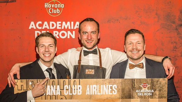 Ticket für Kuba: Gratulation von Christian Balke, Brand Ambassador von Havana Club (rechts) an Marian Krause (links) und Lars Bender (Mitte). (Quelle: Pernod Ricard Deutschland) 