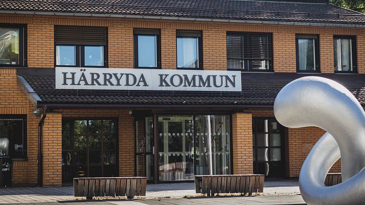 Kommunhuset i Mölnlycke, Härryda kommun. Skulptur i förgrunden "Nod" av Eva Hild.