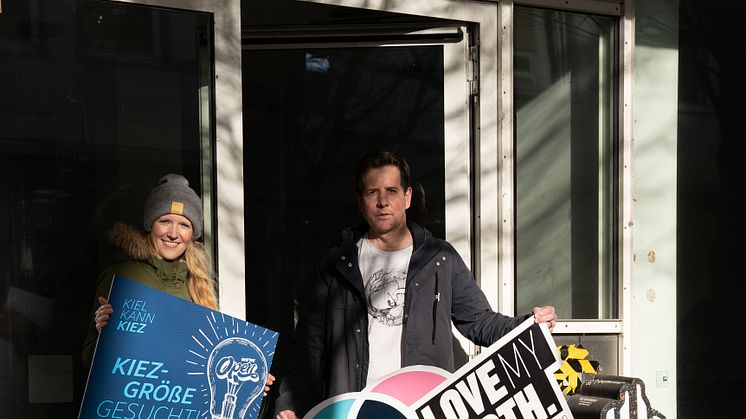 Innenstadt-Managerin Janine Streu (links) und Timo Perschke (rechts), Geschäftsführer von Love.My.Earth  auf der Suche nach der passenden Fläche für das Gewinner Konzept. ©Kiel-Marketing