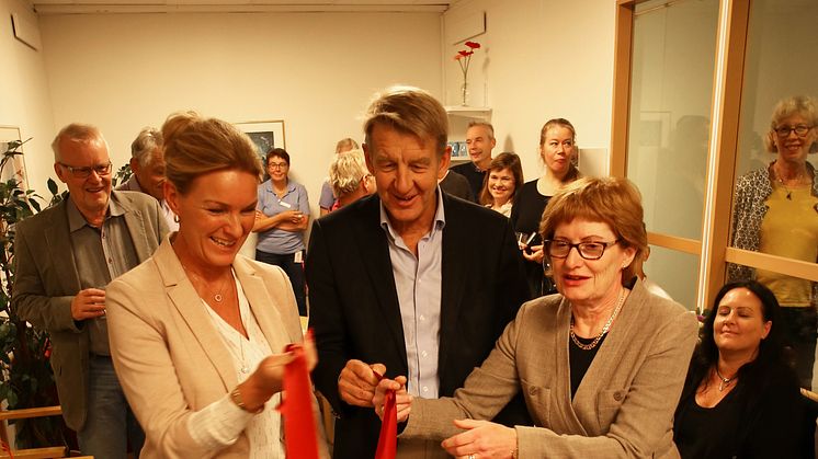 Kristina Sparreljung, generalsekreterare på Hjärt-Lungfonden, Anders Sylvan, landstingsdirektör och Diana Berggren, dekan vid medicinska fakulteten, Umeå universitet, illustrerade samarbetet med en fläta.  Foto: Sally Carlsson Cloodt.