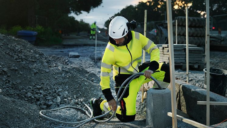 Klær med høy synlighet til arbeidsplasser med dårlig lysforhold