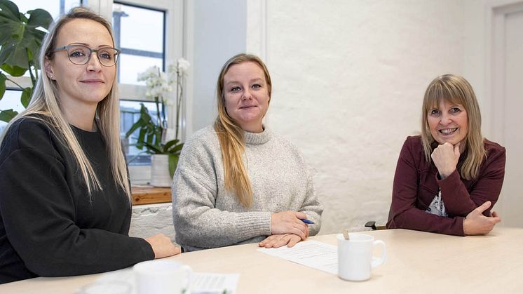 Från vänster i bild ser vi utvecklingsledare Arnela Kadic och processledare Janny Bildtgård i färd med att intervjua socialchef Marléne Andersson. Foto: Daniel Henriksson, Svalövs kommun.