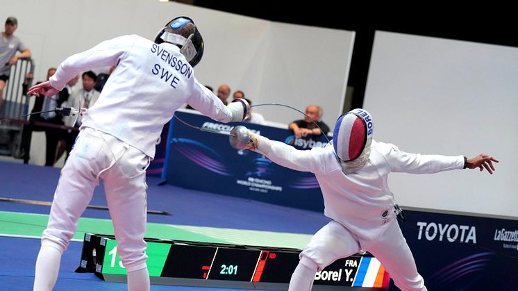 OS-guldmedaljören Yannick Borell gav aldrig Jonathan Svensson en chans i VM-matchen i Milano. Inte heller de andra värjfäktarna lyckades i sina matcher