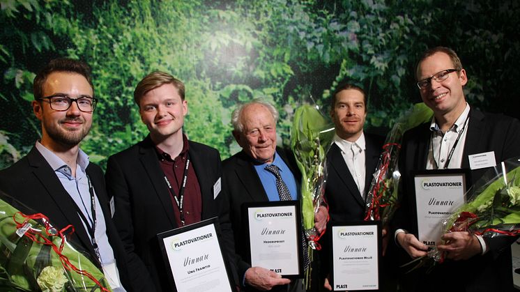 Från vänster: Några av kvällens vinnare var Victor Jönsson och Victor Brickling, Lunds tekniska Univ (Ung Framtid), Nils Levin (Hederspriset),  Jan Persson, Nordic Surf Development (Miljö) och Hans Brännström, Välinge Innovation (Plastovation).