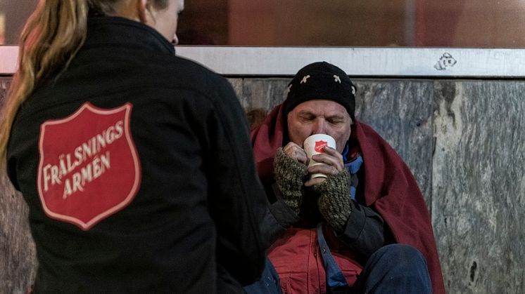 Frälsningsarmén hjälper personer i hemlöshet med mat, kläder, visst ekonomiskt bistånd, rådgivning, samtal och gemenskap.