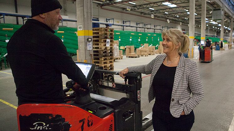 Annika Löfgren i samspråk med en medarbetare på lagret i Nässjö.