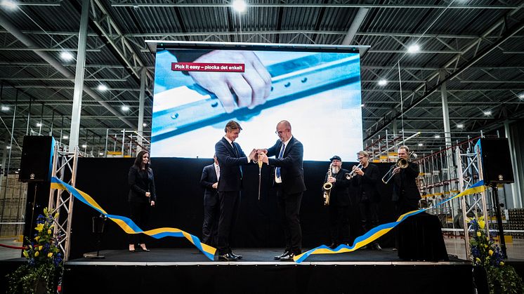 Anders Nordlöw, VD & Peter Landenberg, Logistikdirektör inviger Elektroskandia Logistikcenter i Örebro