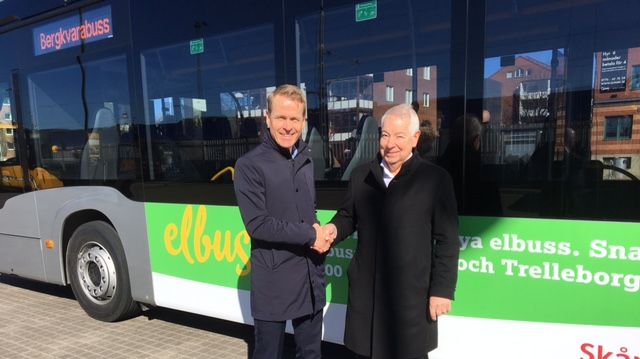 Skånetrafikens trafikdirektör Linus Eriksson och Bergkvarabuss vd Göran Mellström skriver avtal om Trelleborgs nya elbussar.
