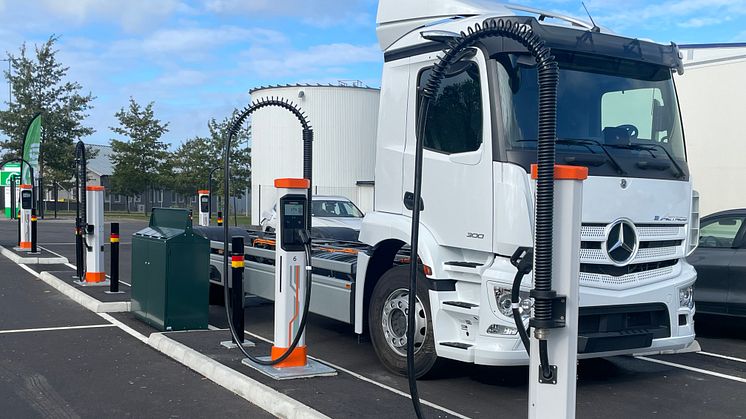 Omställningen är möjlig redan idag. Ett exempel är Falkenklev logistiks laddpark för tunga fordon i Malmö.