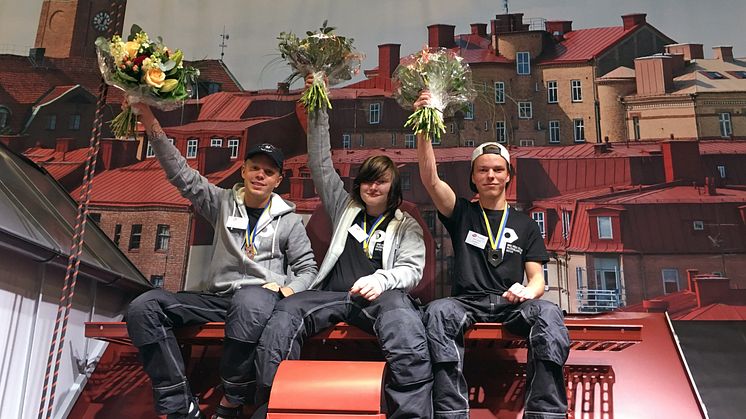 Medaljörer i SM för unga plåtslagare 2016. Frv. David Rudberg (brons), Erik Teuchler (guld), William Hedman (silver). 