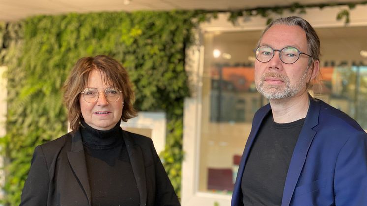 Louise Eriksson från Folkuniversitetet och Stefan Hellman från Högskolan Väst samverkar om nya uppdragsutbildningen Arbetsintegrerat ledarskap. Foto: Högskolan Väst