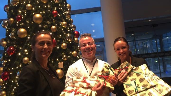Medarbejdere ved Clarion Hotel Copenhagen Airport har vært med at indsamle julegaver til EventyrJul