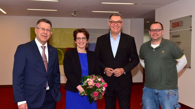 Dortmunds Oberbürgermeister Thomas Westphal (2.v.r.), DSW21-Vorstandsvorsitzender Guntram Pehlke (l.) und DSW21-Betriebsratsvorsitzender Sven Hartleif (r.) gratulieren Heike Heim zur Wahl. (Foto: DSW21 / Jörg Schimmel)