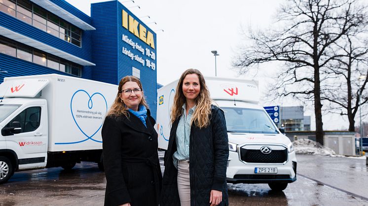 Christel Grip från Widriksson Logistik och Hanna B Broman från IKEA Sverige med de första elfordonen som sätts in för last mile-distribution i Stockholm.