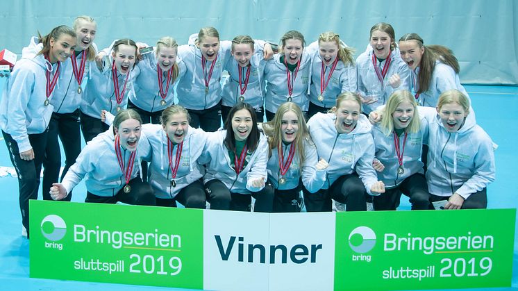 Vågs jenter 16 var veldig fornøyde vinnere av Bringserien 2018/2019. Foto: Lars Bryhn Nyland