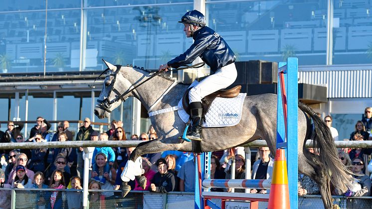 ATG Hästarnas Mästare är en av årets stora höjdpunkter på Jägersro Galopp. Här är jockeyn Fredrik Janetzky under banhoppningen i Hästarnas Mästare 2019.