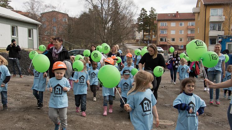 Det var en entusiastisk skara med barn som fick inviga Hjältarnas hus och gå först in i huset!